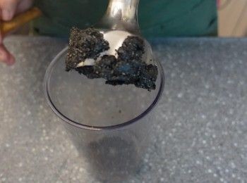 step1: 炒香黑芝麻 用食物研磨器打至出油