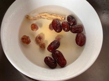 step2: 先把黨參、紅棗和桂圓肉用水泡軟；杞子略泡。