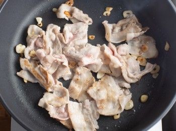 step1: 首先將蒜片下鍋爆香後，加入豬五花炒香