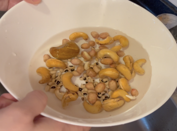 step2: 用水洗淨花生、眉豆、腰果和蜜棗，浸泡1-2小時後，倒掉水備用