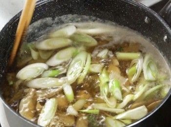 step3: 開蓋，撈走泡泡，加入鰹魚汁和醬油，拌勻，再加糖和鹽調味，加入大葱煮滾即成。
Open the lid, take out the dirt. Put in Japanese bonito sauce, soy sauce, sugar and salt. Put in spring onion and bring to boil.