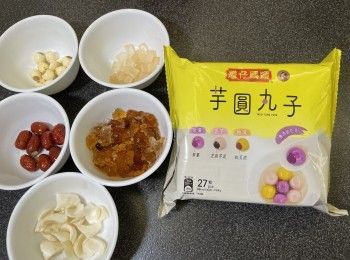 step1: 預早一日浸發桃膠，一般浸發時間10小時以上，視乎桃膠本身浸泡效果而決定，之後揀出雜質，沖洗乾淨，隔水盛起