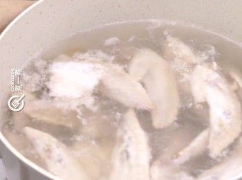 step1: <a href="https://bit.ly/3zHU5V3" target="_blank" data-keyword="雞翼" class="guide-link"><strong>雞翼</strong></a> <span style="display:inline-block;vertical-align:middle;margin-top:-3px;color:initial;border-radius:3px;padding:2px 3px;font-size:12px;line-height:14px;background:#87d300;color:#fff;">即買</span> 尖與2片薑、1湯匙酒，同放熱水內汆水10分鐘
Blanch chicken wing tips with 2 slices of ginger and 1 tbsp of wine for 10 minutes.