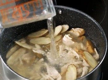 step2: 燒熱油，爆香薑片，加入雞柳、牛蒡和味醂，加1公升水。蓋上，中火煮5分鐘。
Heat the oil, stir fry ginger, then put in chicken fillet, burdock and mirin. Put in 1L of water. Cover the lid and cook in mid-heat for 5 minutes.