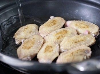 step4: 加入少許水，蓋上蓋，煮<a href="https://bit.ly/3zHU5V3" target="_blank" data-keyword="雞翼" class="guide-link"><strong>雞翼</strong></a> <span style="display:inline-block;vertical-align:middle;margin-top:-3px;color:initial;border-radius:3px;padding:2px 3px;font-size:12px;line-height:14px;background:#87d300;color:#fff;">即買</span> 至全熟。
Put in a little water, cover the lid and pan fry until well done.