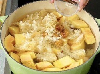 step3: 煲水3.5公升，加排骨和其他材料，蓋上，收中細火煲2小時，加鹽調味。
Boil 3.5L of water and put in spareribs. Put in the rest of the ingredients. Cover the lid and cook in mid-low heat for 2 hours. Season with salt.