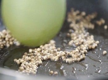 step2: 燒熱米糠油，加入白胡椒粒、東風螺、米酒，蓋上蓋，煮5分鐘。
Heat the rice bran oil, put in white peppercorns, babylon shell and rice wine, cover the lid cook 5 mins.