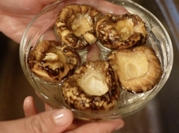 step2: 冬菇洗淨，用水浸發，保留浸冬菇的水