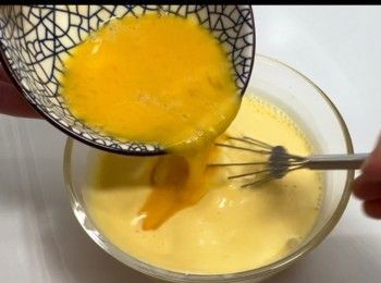 step6: 加入蛋漿（兩隻雞蛋），攪拌均勻。