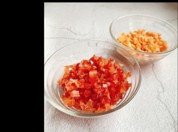 step1: 蝦米浸軟隔水切粒，水留用，臘腸汆水切粒。
熱鍋下油，加入臘腸粒、蝦米粒爆香，盛起，留一些做裝飾用