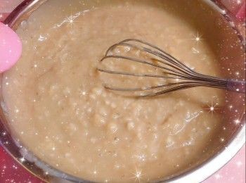 step8: 然後加入剩下的馬蹄粉水（分2次；每次加入馬蹄粉水後，必需拌勻和煮2-3分鐘，才可再加入馬蹄粉水），攪拌至完全均勻，再煮2-3分鐘（邊煮邊攪拌）至粉漿開始濃稠和呈半透明，熄火