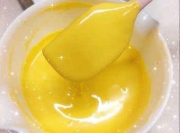 step14: 先將慕絲（約150 g）倒入已冷藏至凝固的<span class="group_2">朱古力脆皮外層</span>中，再輕輕搖晃使慕絲表面平整／用抹刀抹平表面，放進雪櫃冷藏至稍微凝固，將一片蛋糕片放在已稍微凝固的慕絲中間位置（蛋糕與模具之間必需預留虛位），然後將慕絲（200 g）倒在蛋糕上，放進雪櫃冷藏至稍微凝固