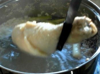 step1: 雞腿冷水下鍋，放入蔥段、薑片、米酒，川燙去血水