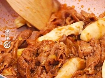 step4: 下杏鮑菇及豬梅肉片炒熟
Add oyster mushrooms and pork slices. Stir fry until cooked.