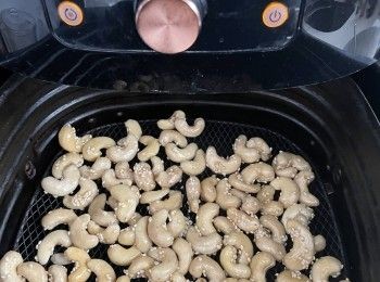 step4: 首先用110度氣炸5分鐘，翻拌一下