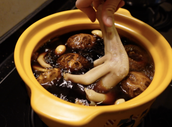 step5: 水沸加鵝掌，中小火炆，水沸後轉小火，炆1.5小時