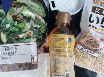 step1: 用細煲加入水和鹽煲滾，之後加入合桃，中細火煲5分鐘，隔水盛起，用廚紙索乾水