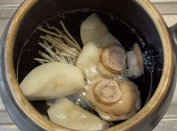 step4: 將茅根、雪梨和藕節放入煲，加水，大火煮沸，轉小火煮1小時，喜歡味濃的可煮2小時