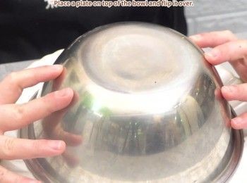 step14: 在碗上放一深碟，將五花肉及梅菜反扣出即成
Place a plate on top of the bowl and flip it over. Done.