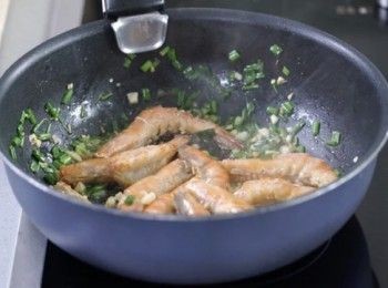 step3: 原鑊加麻油，加入蒜頭、葱、蝦，炒至全熟。
Heat the sesame oil in the same pan, pan fry garlic, spring onion, shrimp and fry well done.