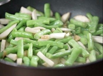 step4: 最後加入魚露、糖，炒至均勻。
Put in fish sauce and sugar, stir fry until mix well.