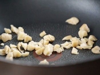 step2: 燒熱鑊，加入菜脯，炒乾，再加入米糠油。
Heat the pan, put in preserved vegetable and stir fry until dried, then put in rice bran oil.