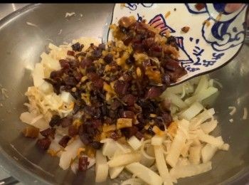 step13: 將臘味粒加入煮好的蘿蔔，拌勻。