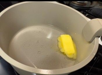 step8: 於煲內準備清水，開細火，加入牛油煮溶。