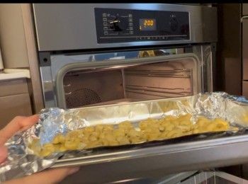 step4: 預熱焗爐200度，將腰果放進去烤焗5分鐘。