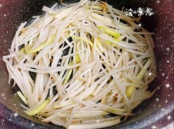step10: 然後逐少加入粟粉水（粟粉水容易沈澱，在使用前需再拌勻；邊加邊攪拌；避免粟粉水結塊），煮至<span class="group_4">醬汁</span>濃稠，最後加入肉絲，拌勻，即可