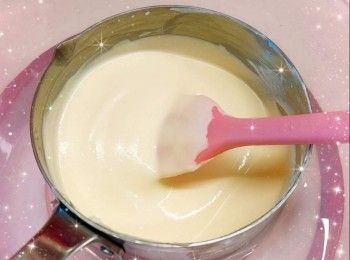 step2: 加入檸檬汁（淡忌廉會開始濃稠；需快手拌勻），煮至開始出現紋路（約5-10分鐘左右；邊煮邊攪拌；煮至顏色呈淡黃色；可用手指在刮刀上輕輕一劃，刮刀上的淡忌廉有明顯的痕跡），熄火