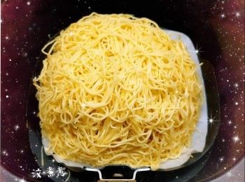 step2: 加入油拌勻（攪拌至蛋麵充分沾上油份），備用