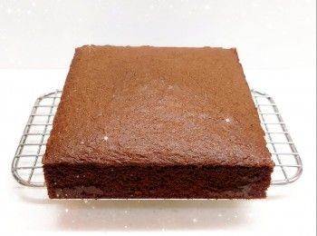 step9: 先在模具均勻的塗上一層朱古力溶液，放進雪櫃冷藏約10-15分鐘至凝固（必需待完全凝固，才可再塗第2層） 2. 最後，塗上第2層朱古力溶液，再放進雪櫃冷藏至凝固，備用