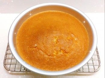 step13: 最後，放上面層的蛋糕片，將忌廉夾餡（140 g）塗滿整個蛋糕表面，用抹刀抹平，放進雪櫃冷藏至少2小時