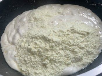 step2: 深煎鍋不需預熱，加入無鹽牛油，用小火加熱，牛油溶化後，加入棉花糖，棉花糖溶化後，立即關火，加入奶粉，過程中用矽膠鑊鏟不停翻拌