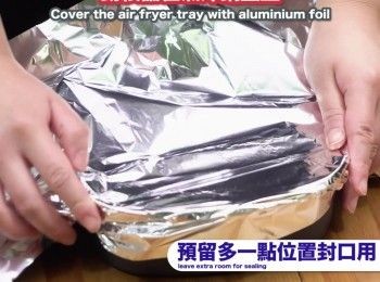 step10: 烤焗盤用錫紙封好，預留多一點位置封口用
Cover the air fryer tray with aluminium foil, leave extra room for sealing.