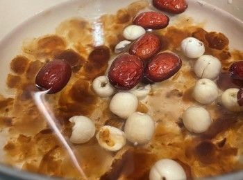 step4: 冰糖溶化後加入桃膠、蓮子，煲半小時