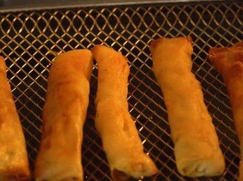 step10: 180度炸5分鐘，炸至金黃色便可，完成。
Air fry at 180 degrees for 5 minutes until golden brown.