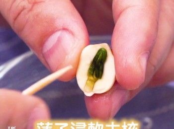 step5: 蓮子浸軟去芯，放熱水內煮15分鐘
Soak dry lotus in water seeds until tender and remove plumule.. Blanch for 15 minutes.