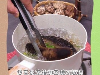 step6: 放薑葱水內煲至水滾後加蓋熄火放涼，最後冲洗乾淨
Put the sea cucumber into a pot of water with spring onion stalks and ginger slices. Bring to a boil then remove heat, cover and let cool. Rinse again.