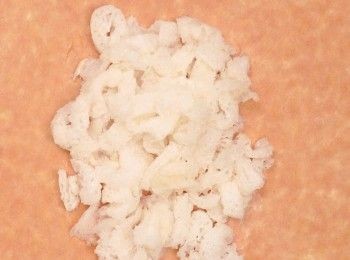 step2: 竹笙浸軟， 洗淨後切幼絲備用
Soak bamboo fungus until tender. Rinse and shred.