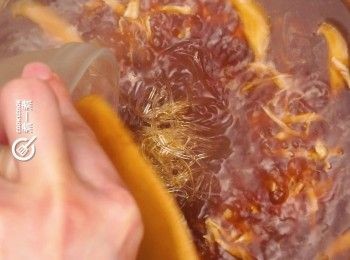 step6: 下素翅及竹笙絲煮至再度滾起
Add faux shark’s fin and bamboo fungus then bring to a boil.