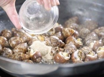 step3: 加入胡椒粉，炒至均勻。
Put in pepper, stir fry until mix well.