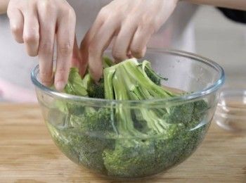 step1: 水中加入鹽，浸西蘭花30分鐘；蒜頭去皮、切碎。