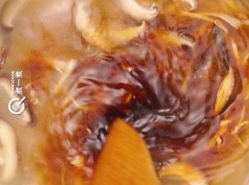 step5: 下雞絲及加入老抽調色
Add shredded chicken then add a little bid dark soy sauce to make the soup darker.