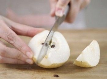 step2: 雪梨對切、去心、去籽、切件；紅蘿蔔去皮、切件。
Cut pear into two pieces, cored and deseed, cut pear into pieces. Peel carrot and cut into pieces.
