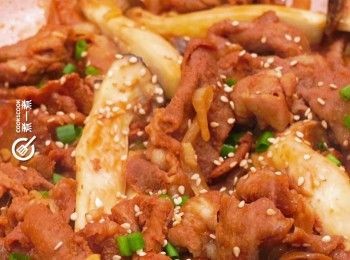 step5: 淋上麻油，灑蔥花及芝麻，配以白飯享用
Add sesame oil. Sprinkle chopped spring onion and sesame. Serve with rice.