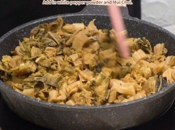 step9: 放入胡椒粉和梅菜繼續炒
Add in white pepper powder and Mui Choi.