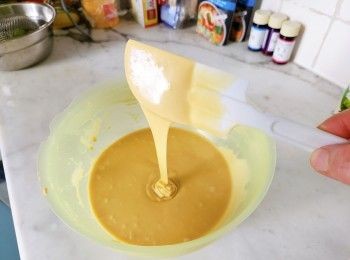 step1: 年糕 部份: 椰糖同水煮溶...加入班蘭葉煮一分鐘...放涼隔渣備用 糯米粉同澄麵過篩後.. 加入糖水同油攪勻...過篩.. 倒落鍚紙兜(..要掃油)..蓋上錫紙.. 水滾..大火蒸一小時..