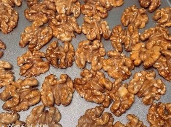 step4: 小貼士：
1. 不同牌子空氣炸鍋火力和容量不同，可先測試生合桃150克可否足夠鋪平在氣炸鍋，可自行加減份量，時間和溫度。

 2. 記得鋪平攤凍食更脆身，不過一出爐都忍唔住會食幾粒，想快啲凍放入雪櫃冷凍一陣。